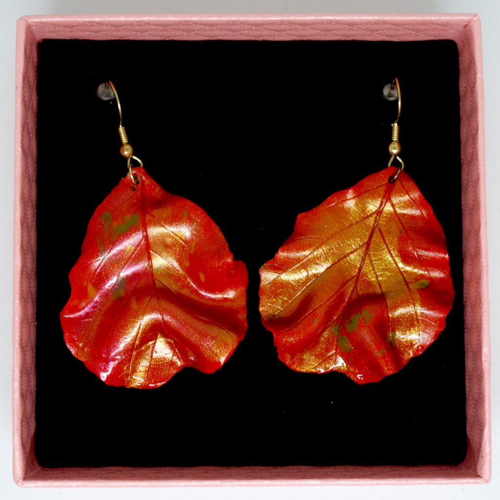 rot goldener Ohrschmuck in Blattform