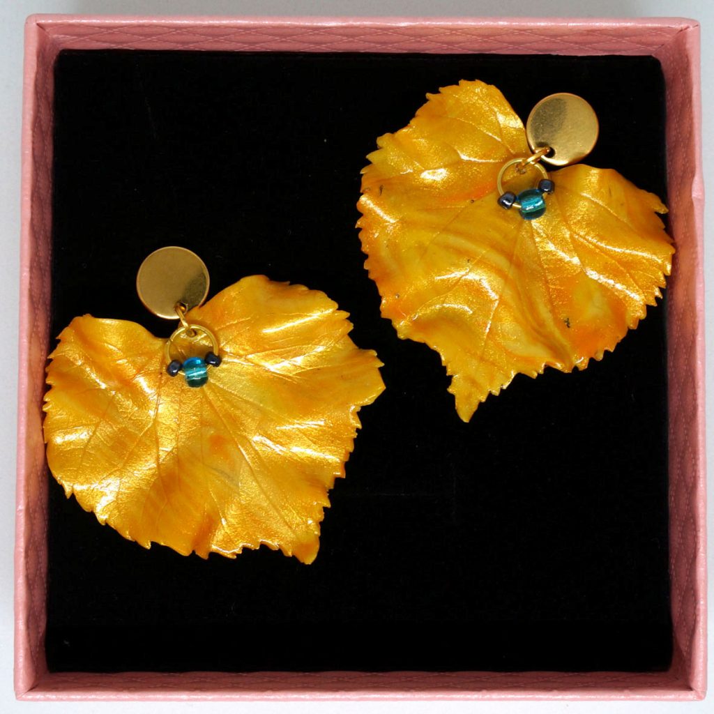 goldgelber Ohrschmuck in Blattform