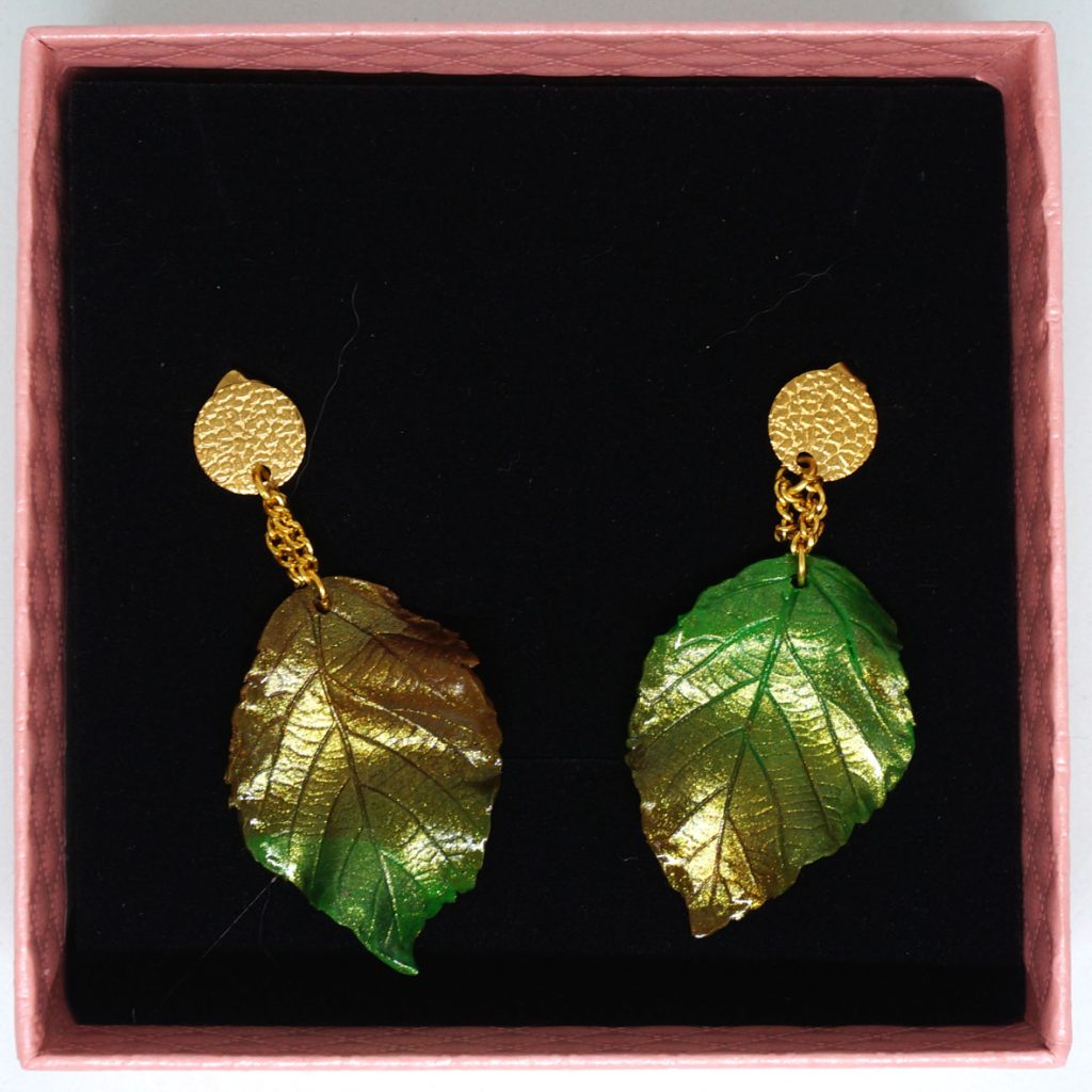 grüngold brauner Ohrschmuck in Blattform