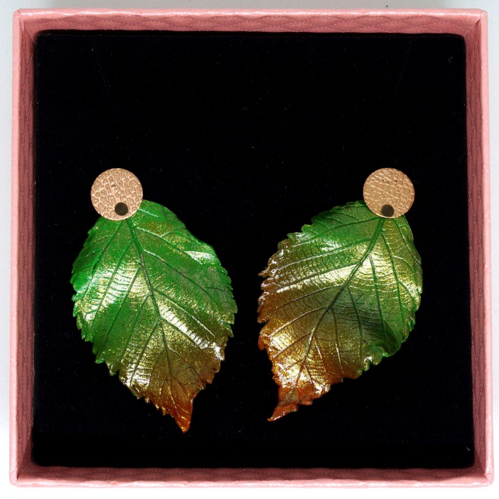 grünbrauner Ohrschmuck in Blattform