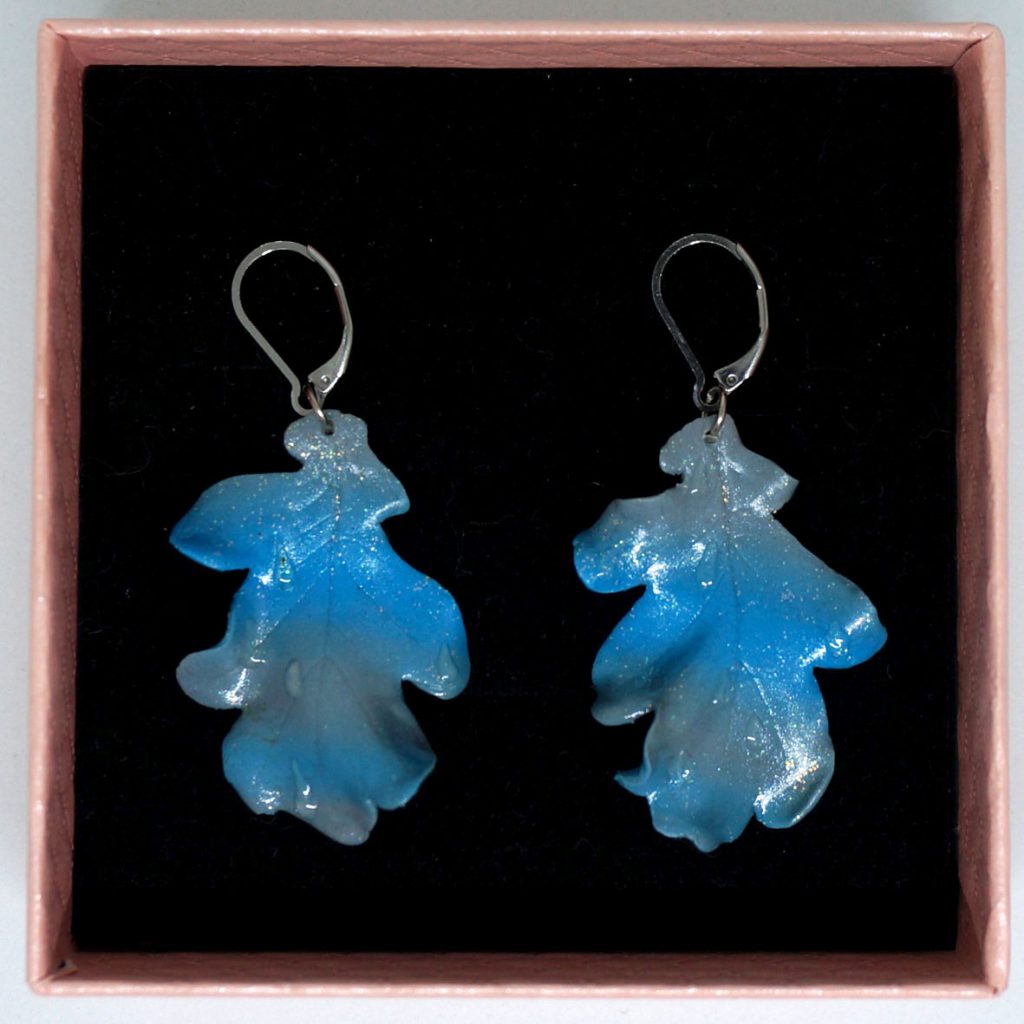 blaugrauer Ohrschmuck in Blattform