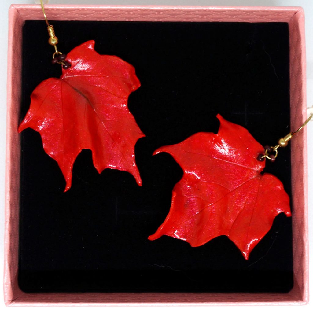 rot goldener Ohrschmuck in Blattform