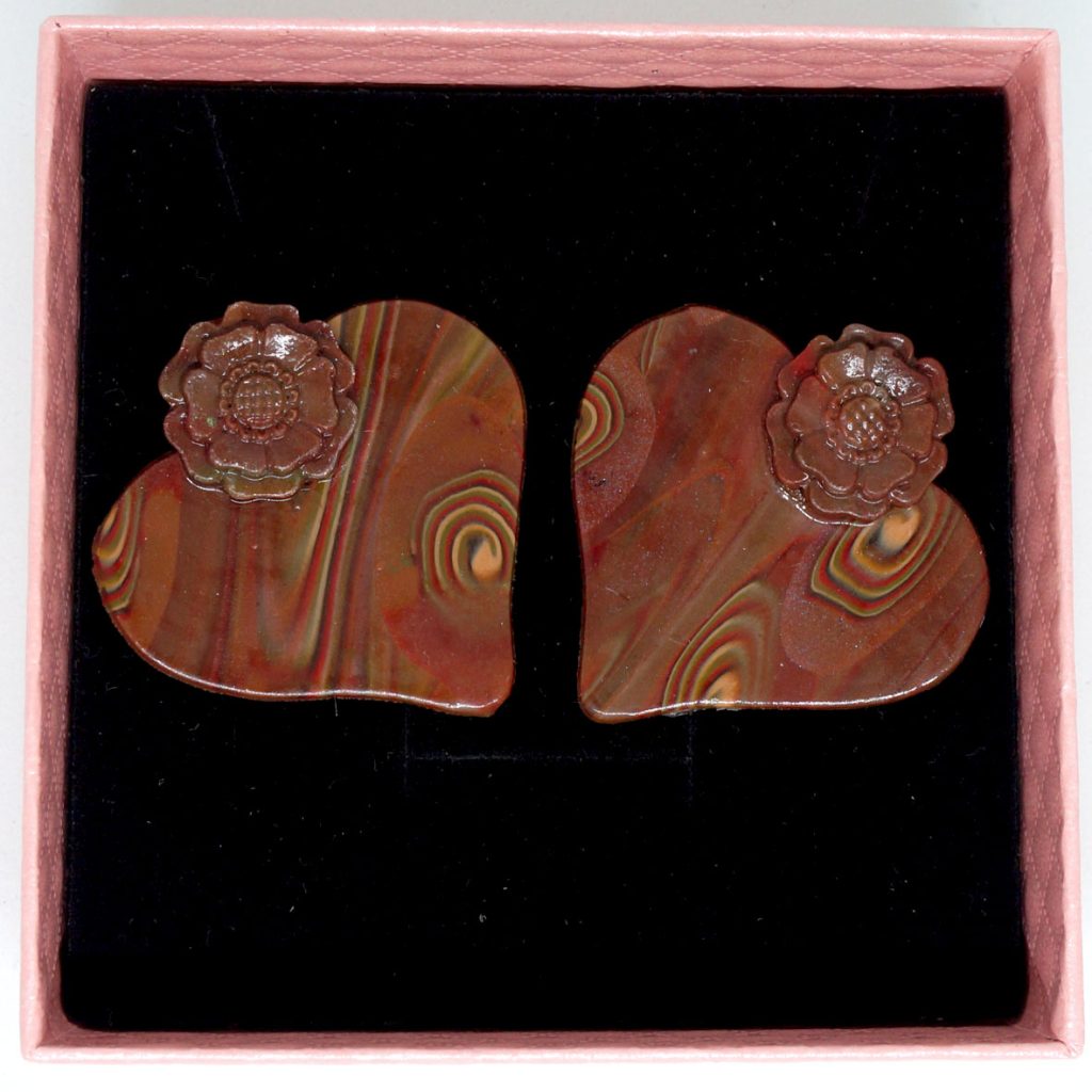 brauner Ohrschmuck in Herzform