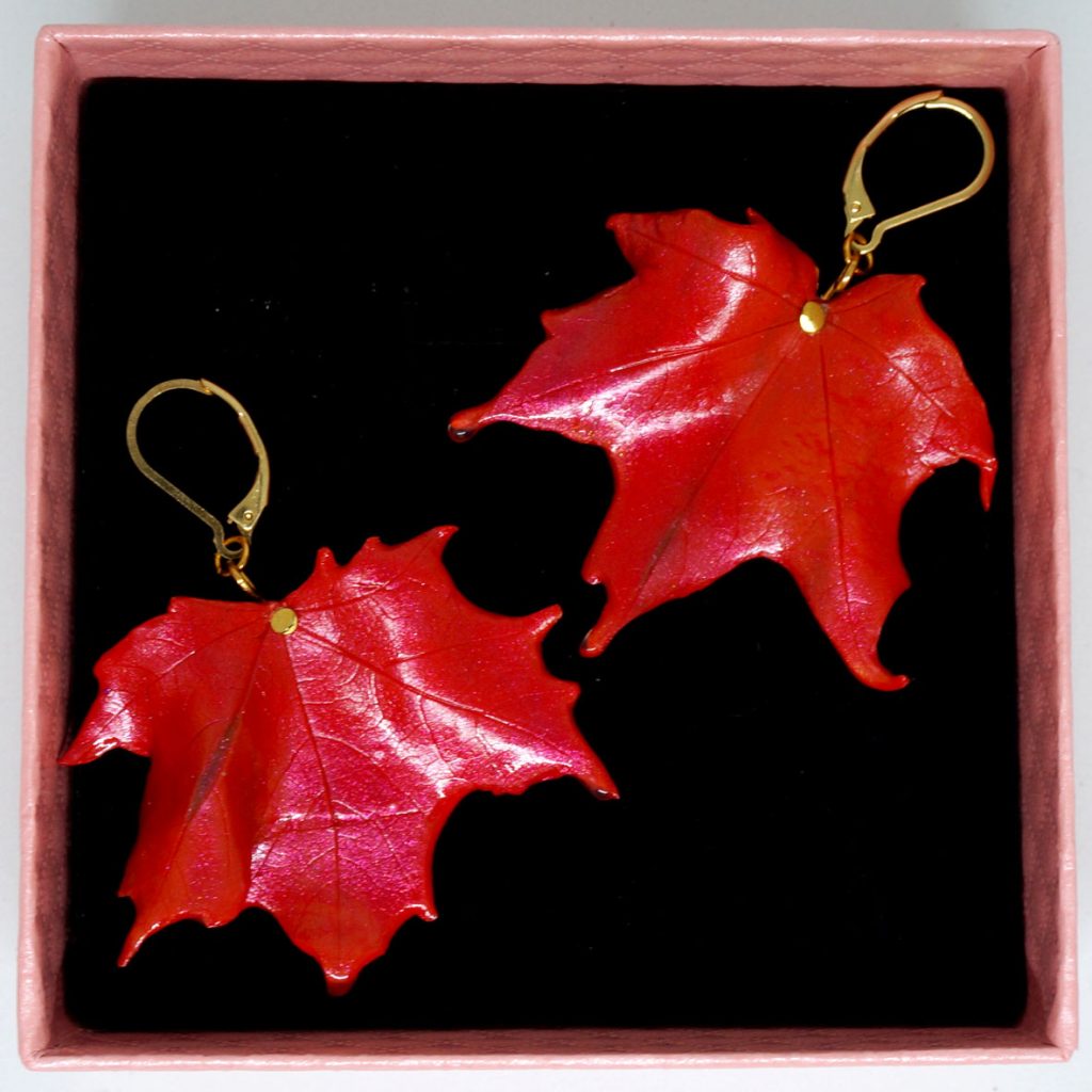 rot goldener Ohrschmuck in Blattform