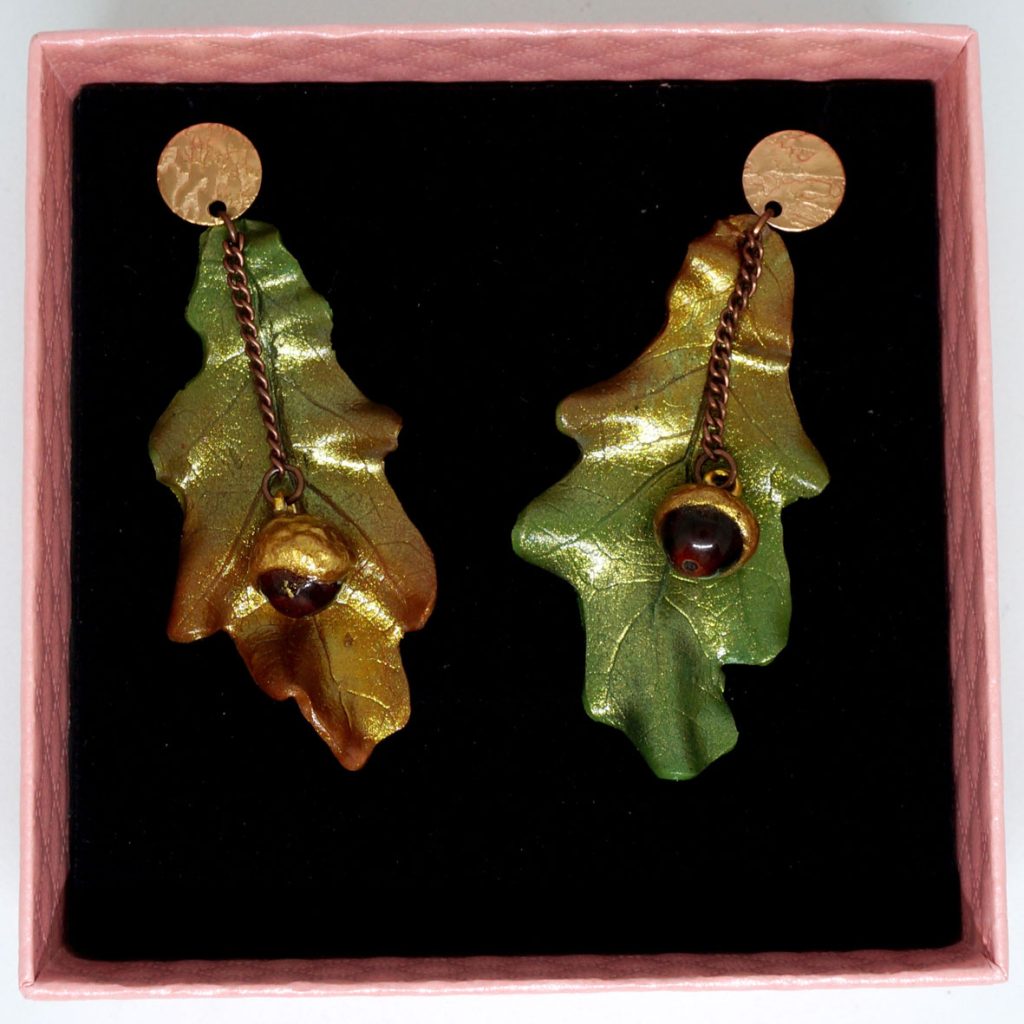 grün goldener Ohrschmuck in Blattform