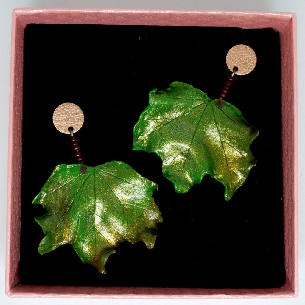 goldgrüner Ohrschmuck in Blattform