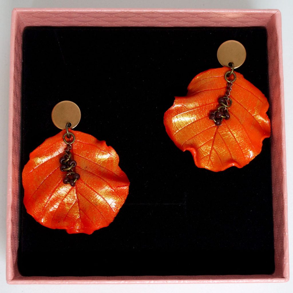 rotorange goldener Ohrschmuck in Blattform