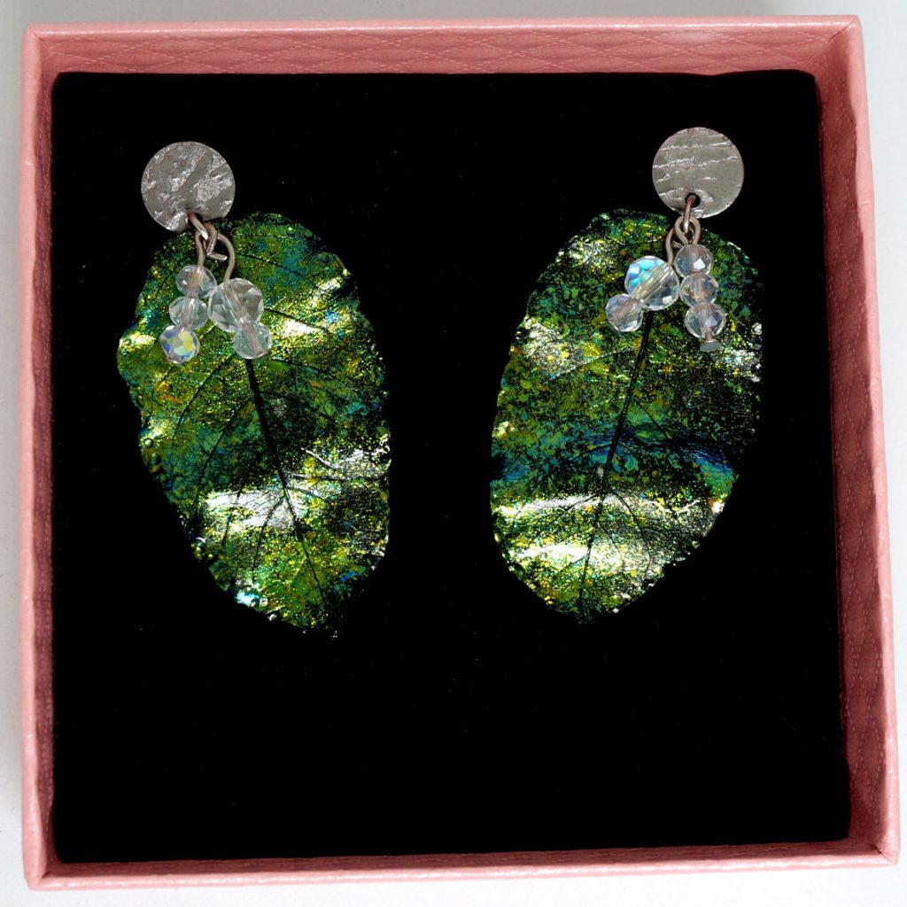 silbergrüner Ohrschmuck in Blattform