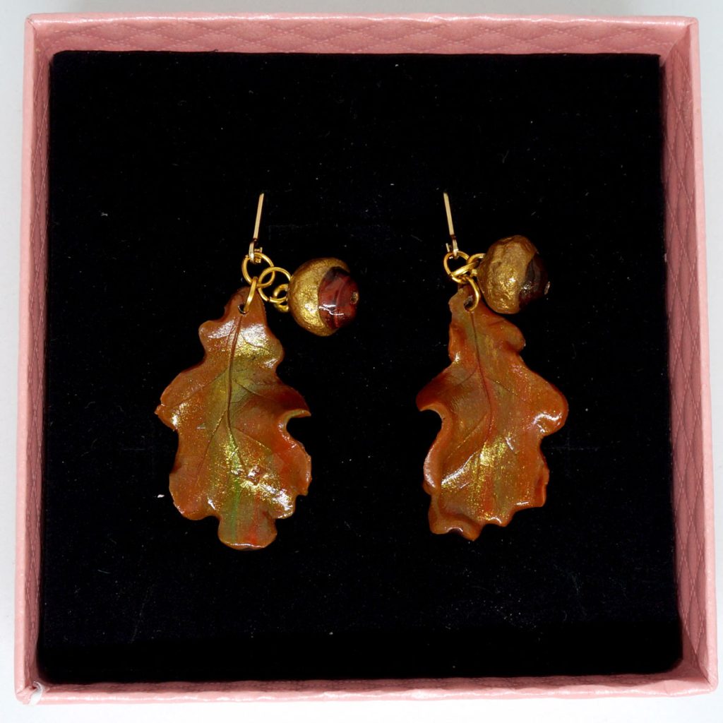 goldbrauner Ohrschmuck in Blattform