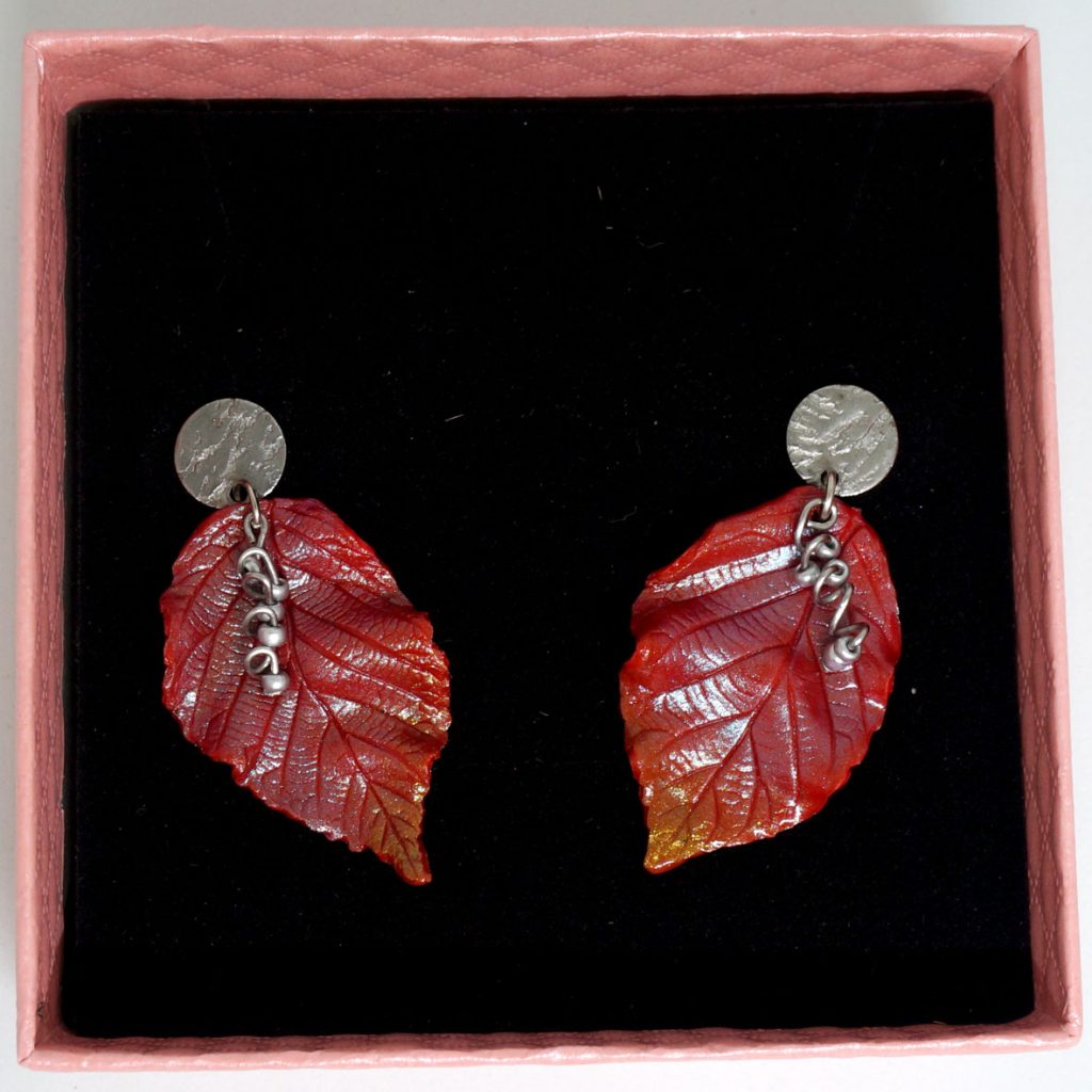 silberroter Ohrschmuck in Blattform
