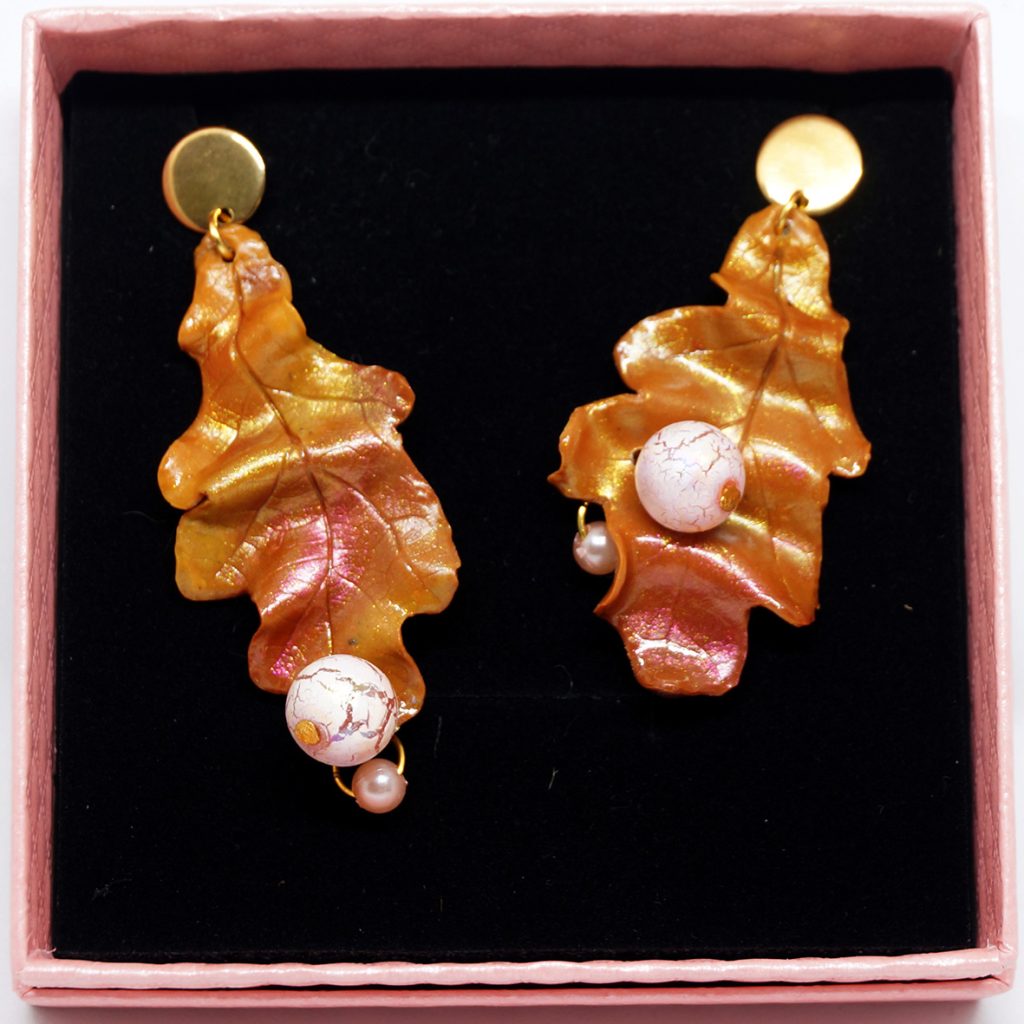 gold brauner Schmuck in Blattform