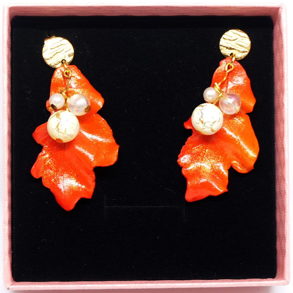 oranger Schmuck in Eichenblattform