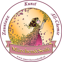 Logo von Märchen&Seife: Fee im Kleid aus Seifenblasen, darunter ein rosa Banner mit der Aufschrift „Märchen&Seife“. Umrahmt von den Worten: Zauntanz, Kunst, All-Chemie. Farben: Rosé und Goldgelb, Stimmung: Abendsonne.